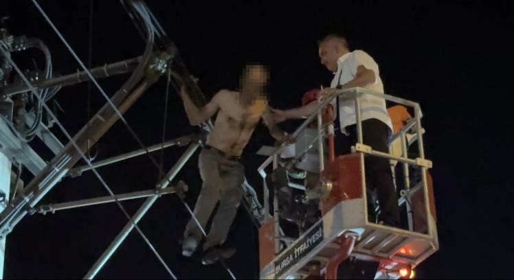 Bursa’da alkollü şahıs metro direğine çıktı: Ulaşım durdu, elektrik kesildi