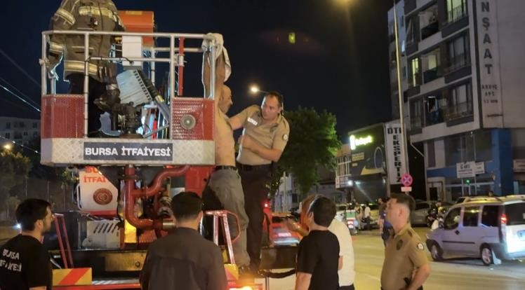 Bursa’da alkollü şahıs metro direğine çıktı: Ulaşım durdu, elektrik kesildi