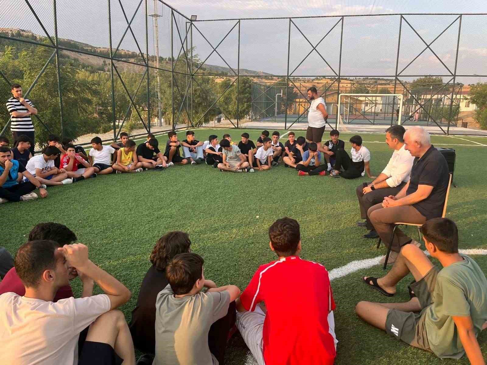 Dicle Kaymakamı Atış, gençlerle bir araya geldi