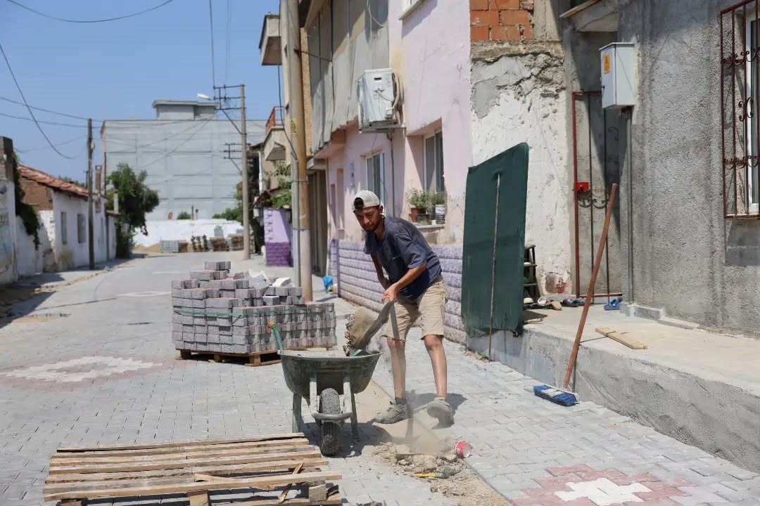 İncirliova’da 3 sokakta yol yenileme çalışmaları sürüyor