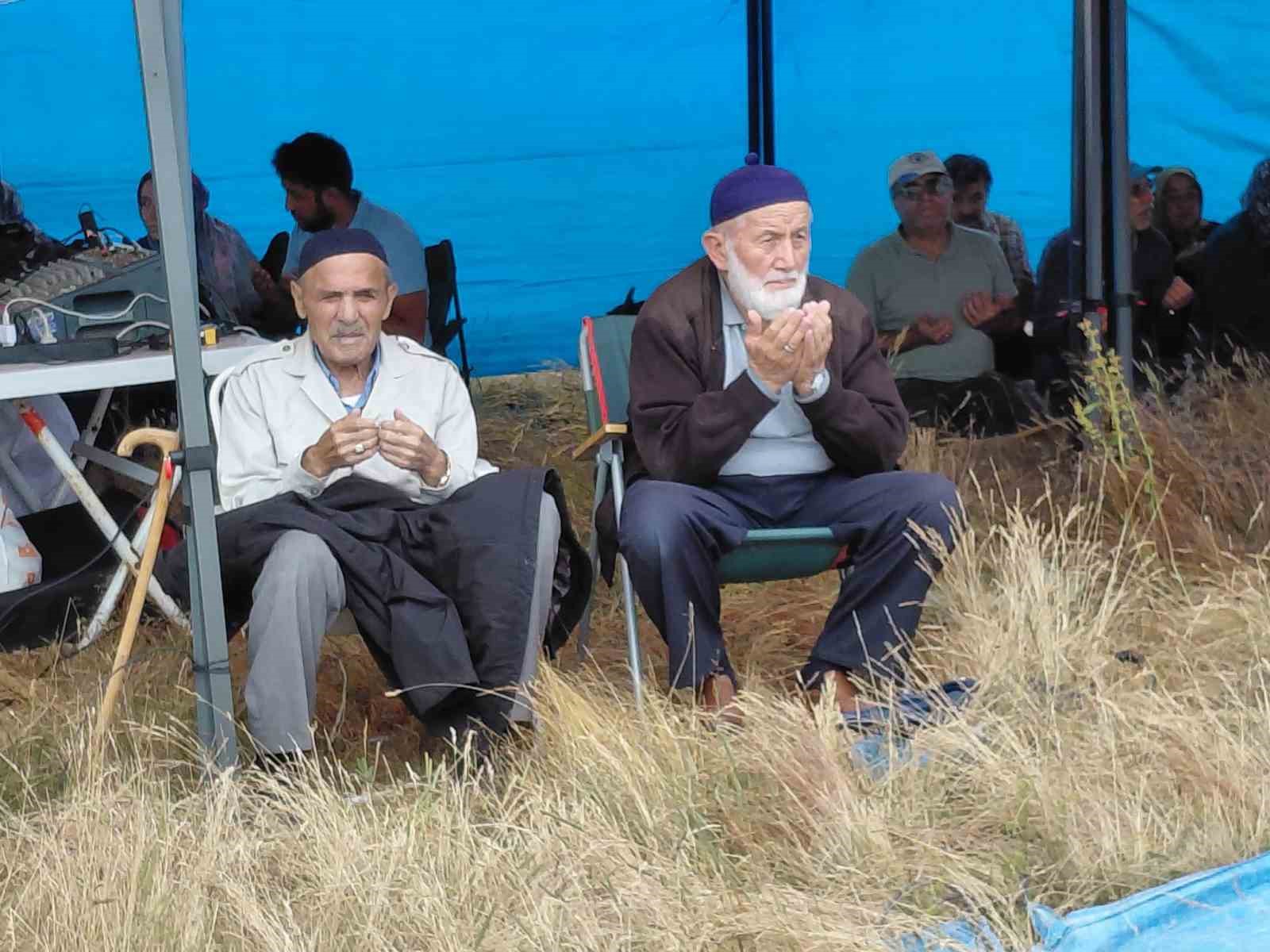 Bin 850 rakımlı zirvede şifa mesaisi: Hacet Bayramı’nda sarı kantaron topladılar