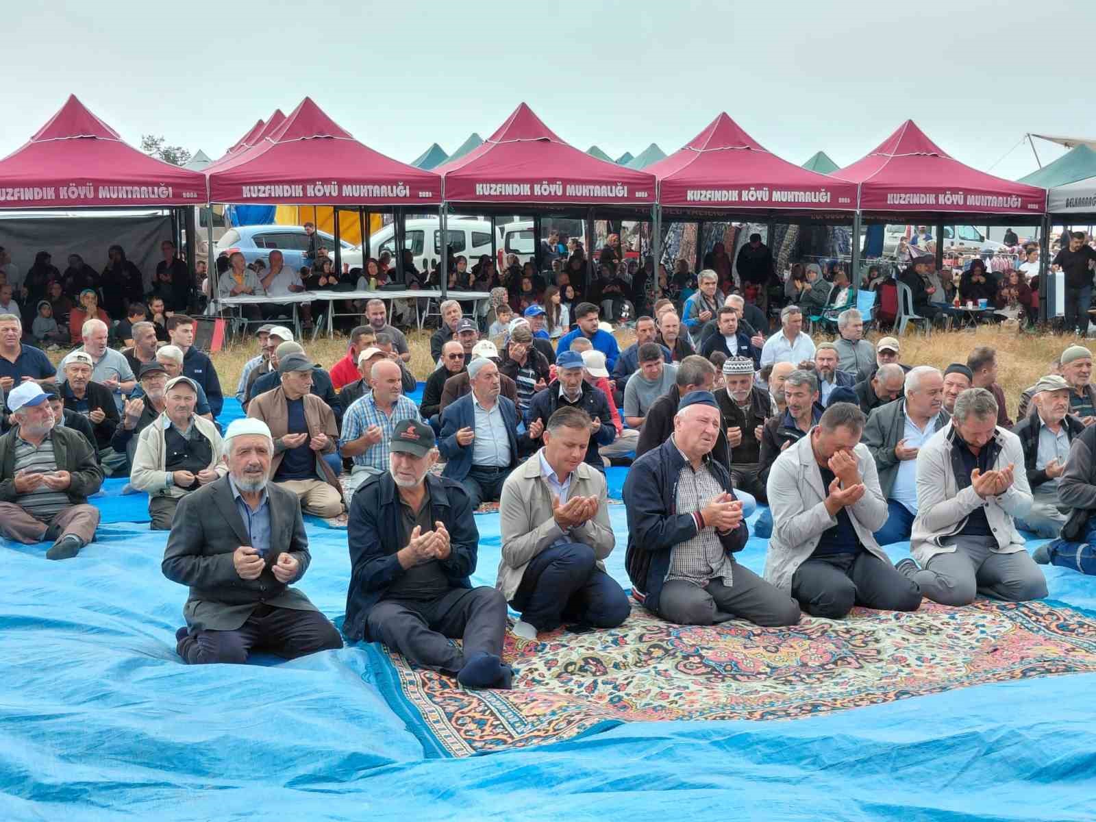 Bin 850 rakımlı zirvede şifa mesaisi: Hacet Bayramı’nda sarı kantaron topladılar