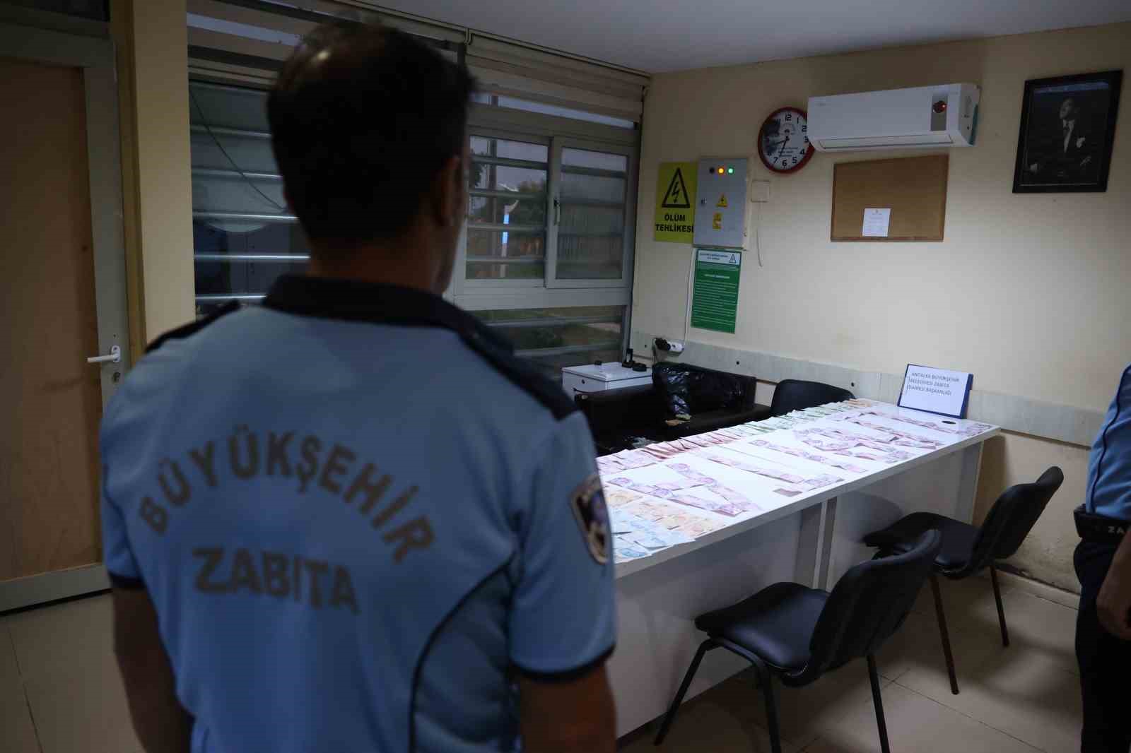 Antalya’da yakalanan dilencinin üzerinden 17 bin TL çıktı