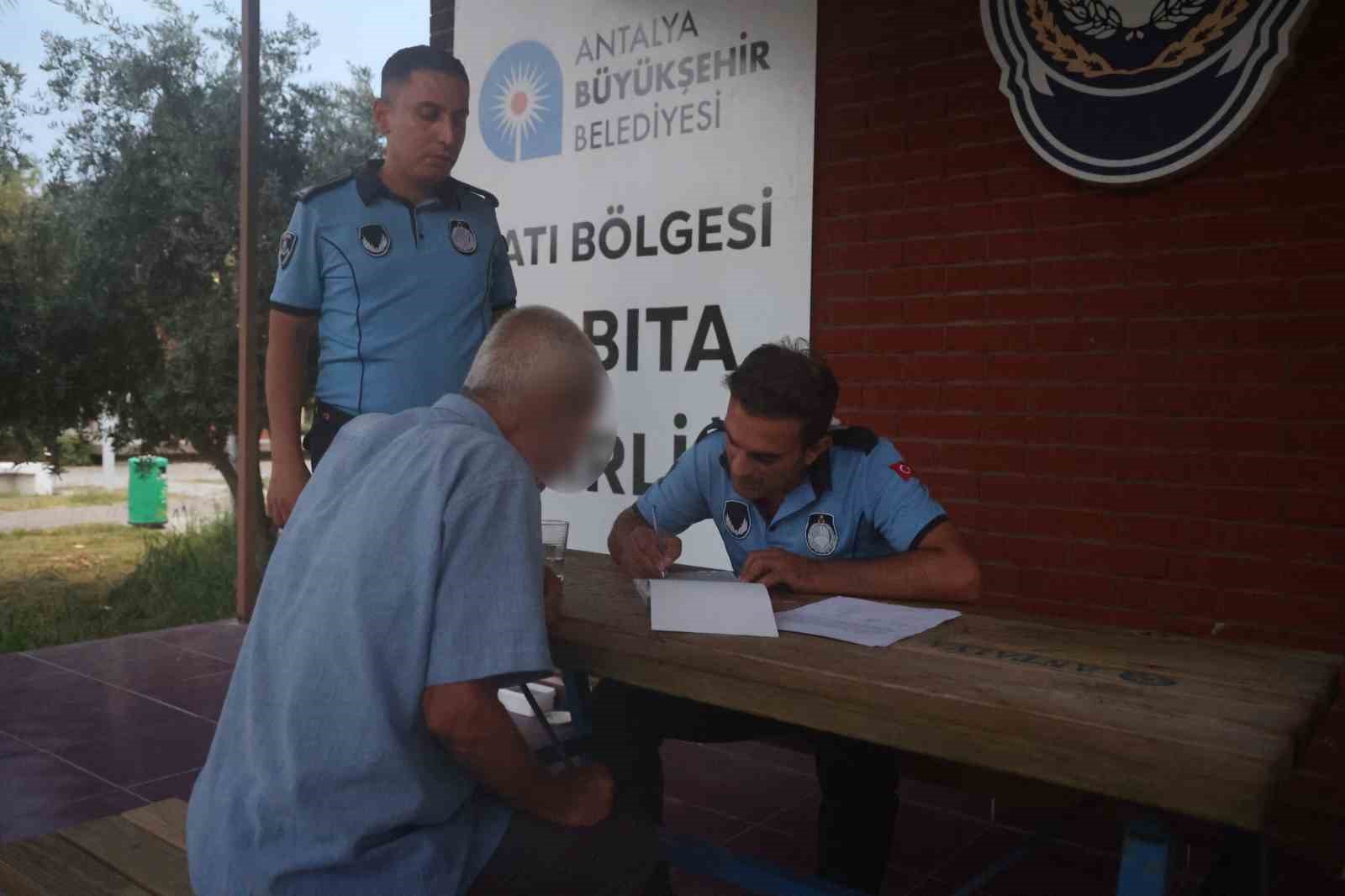 Antalya’da yakalanan dilencinin üzerinden 17 bin TL çıktı