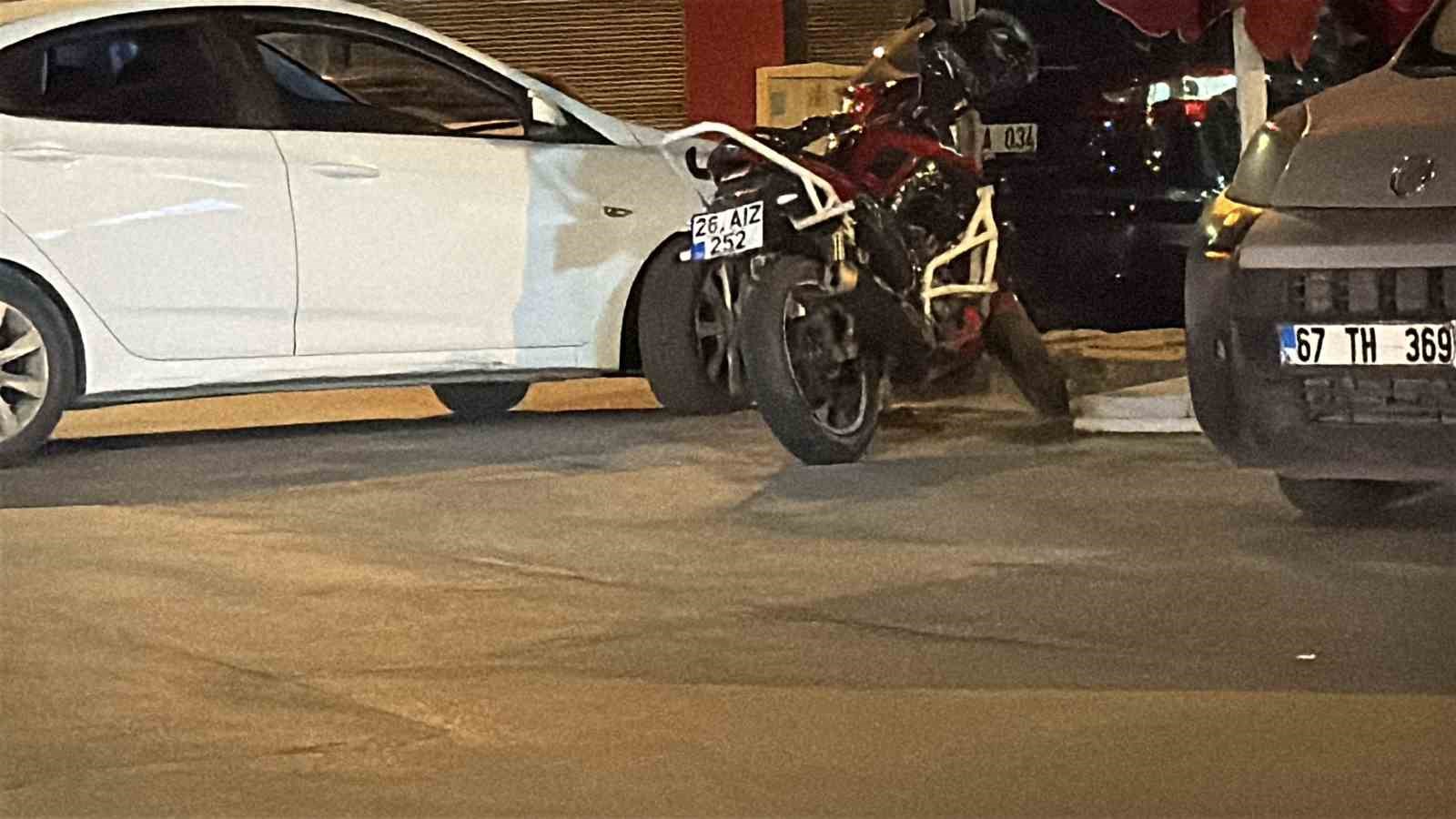 Karşıdan karşıya geçmeye çalışan çocuğa motosikletin çarptığı kaza kamerada