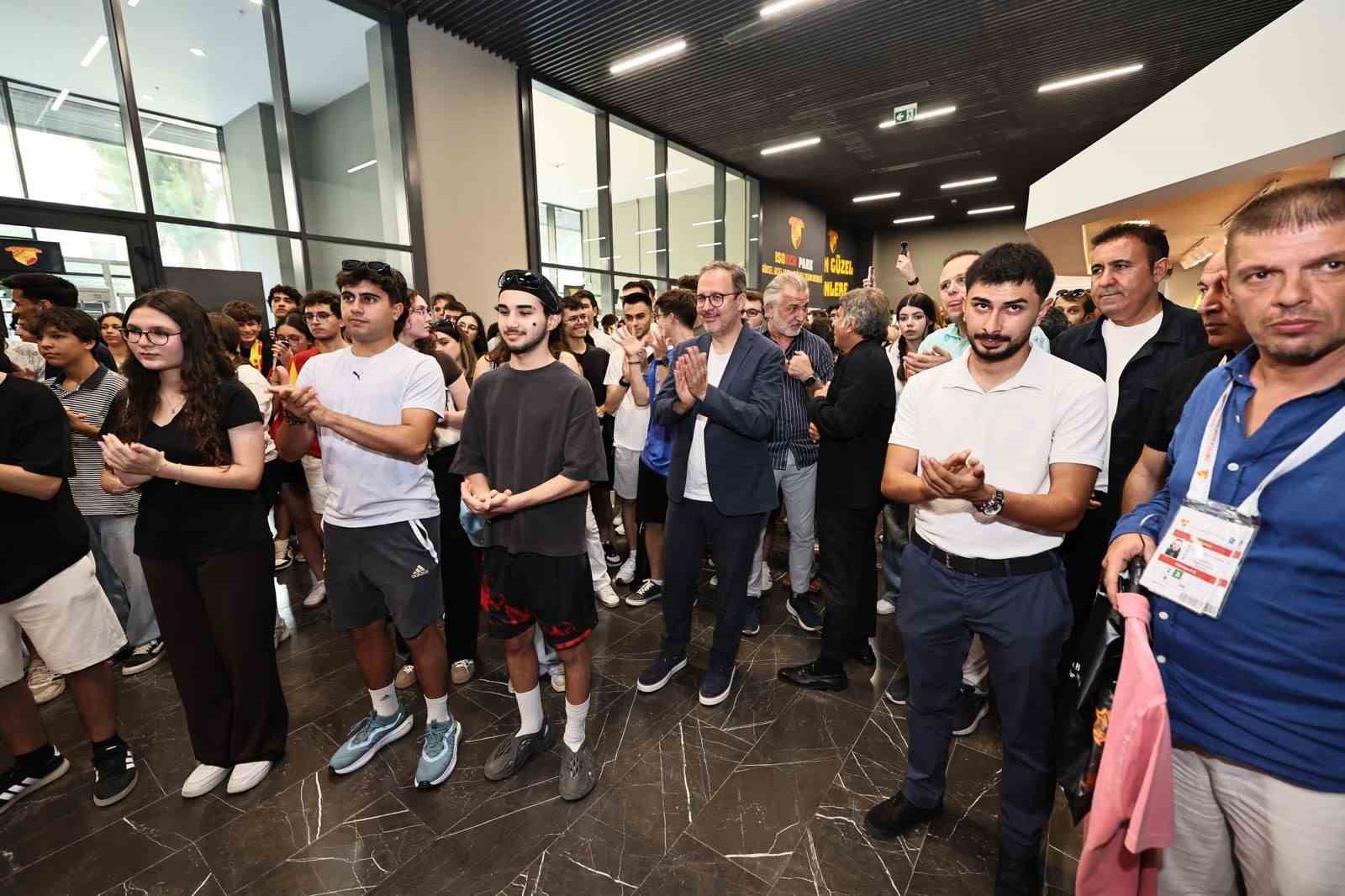 Kasapoğlu: "İzmir’in gençliği gururumuz"