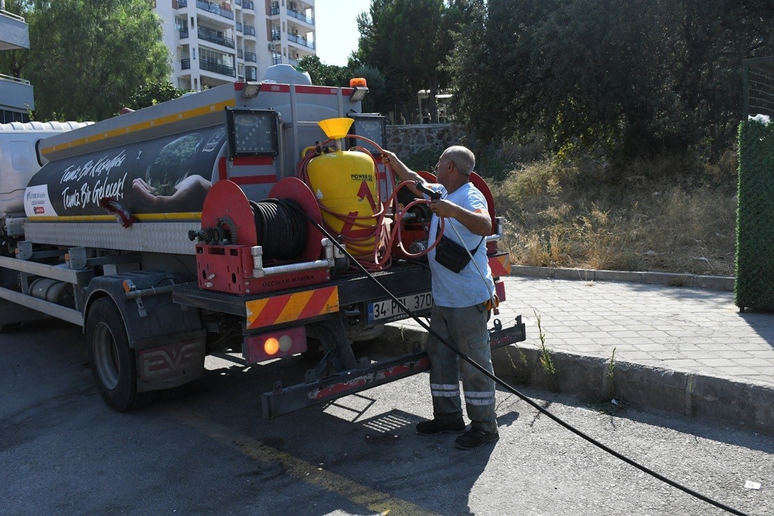Kuşadası’nda temizlik mesaisi aralıksız sürüyor