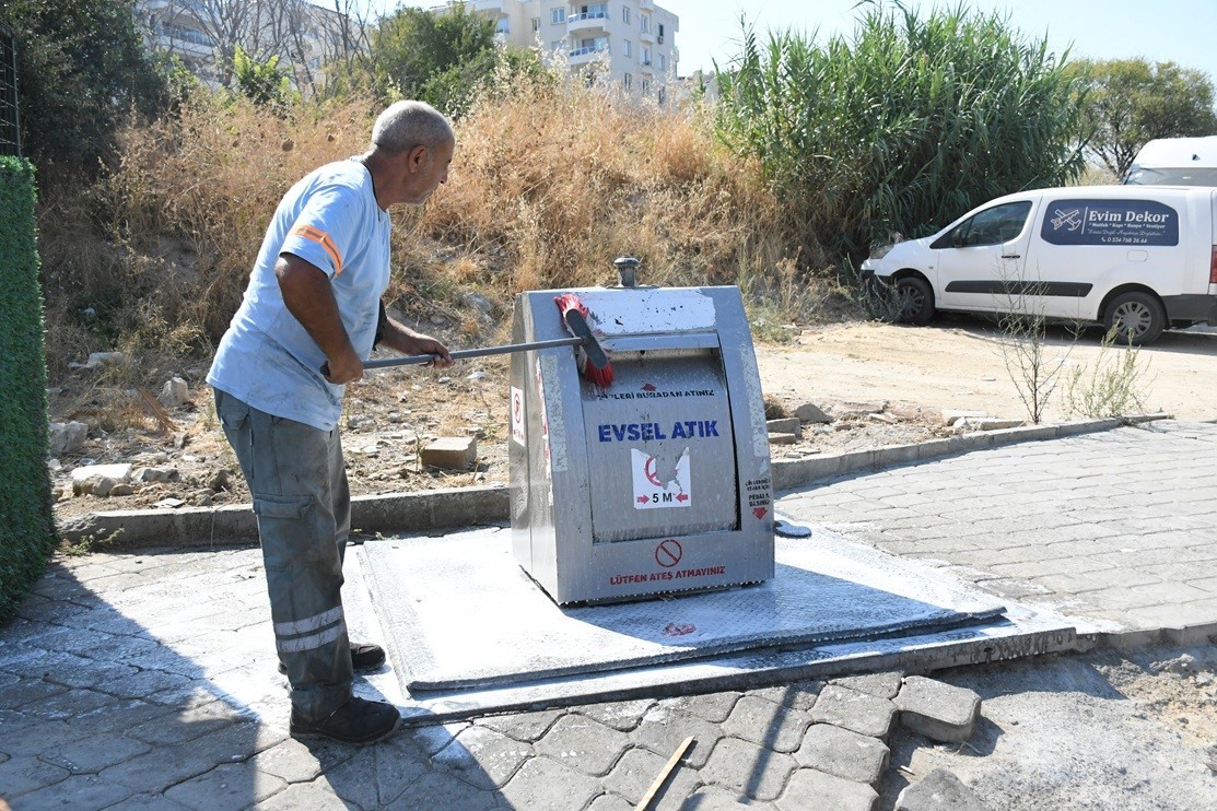 Kuşadası’nda temizlik mesaisi aralıksız sürüyor