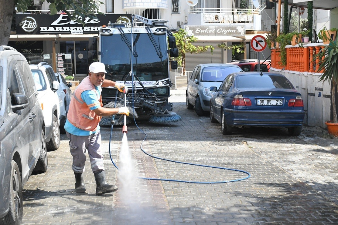 Kuşadası’nda temizlik mesaisi aralıksız sürüyor