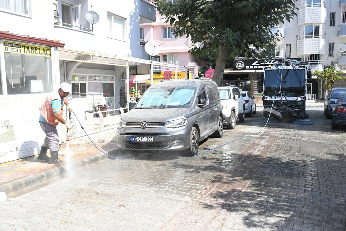 Kuşadası’nda temizlik mesaisi aralıksız sürüyor