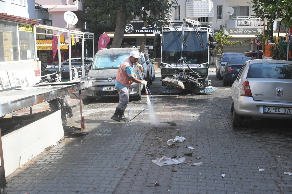 Kuşadası’nda temizlik mesaisi aralıksız sürüyor