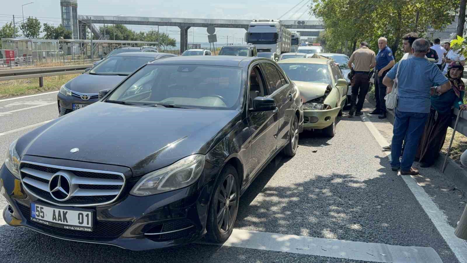 Zincirleme kazada 4 araç birbirine girdi