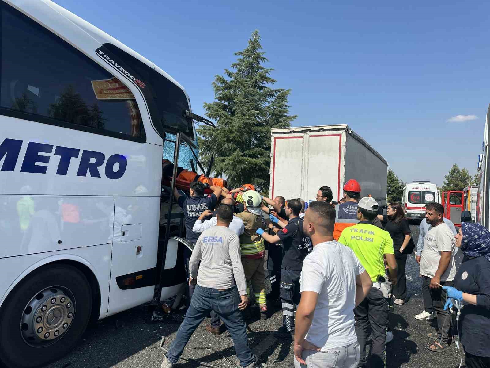 Uşak’ta yolcu otobüsünün kamyona arkadan çarptığı kazada ağır yaralanan muavin hayatını kaybetti