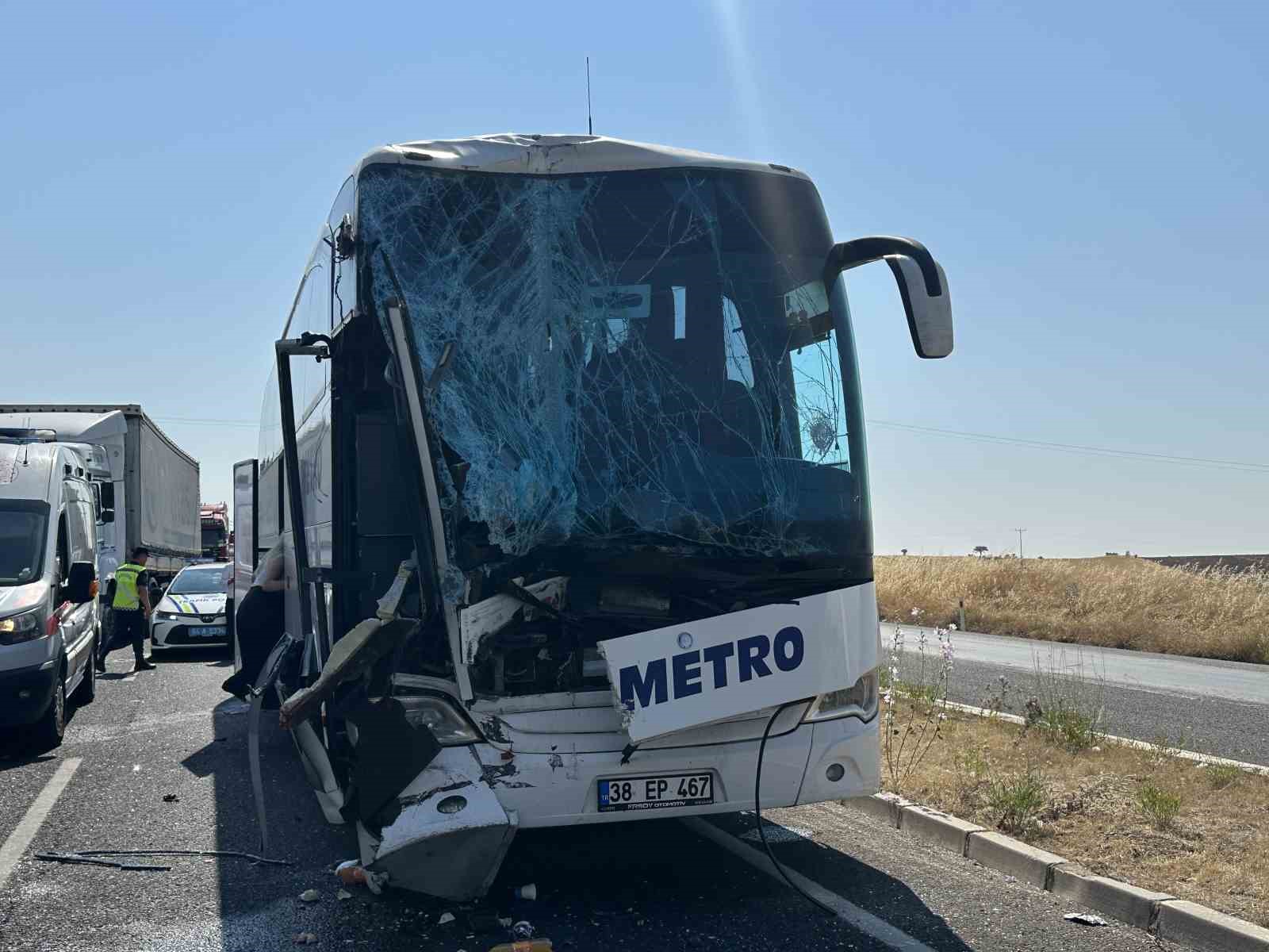 Uşak’ta yolcu otobüsünün kamyona arkadan çarptığı kazada ağır yaralanan muavin hayatını kaybetti