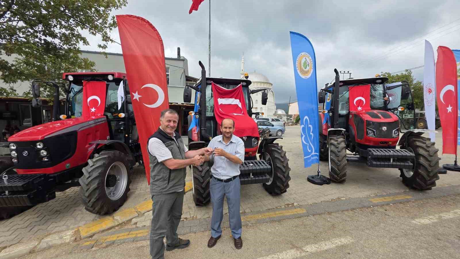 Dedeoba’da ORKÖY desteğiyle 3 traktör hak sahiplerine teslim edildi