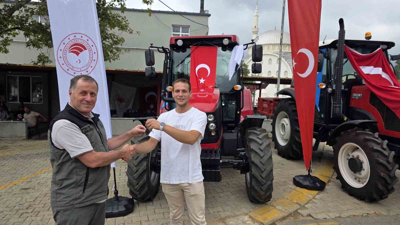 Dedeoba’da ORKÖY desteğiyle 3 traktör hak sahiplerine teslim edildi