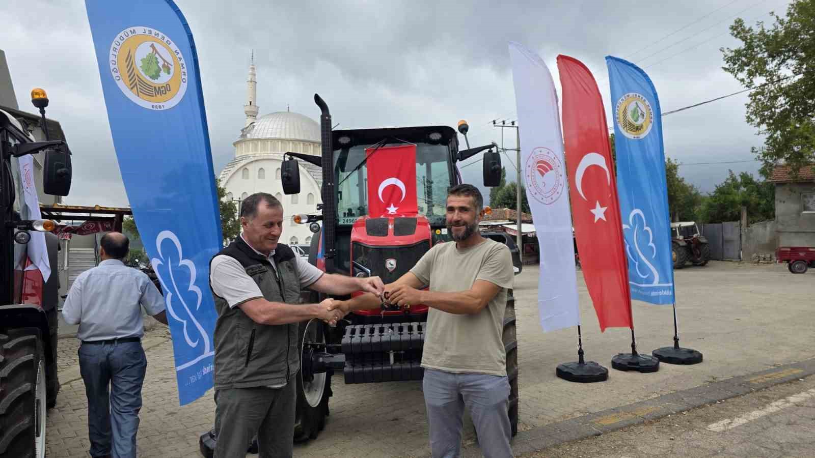 Dedeoba’da ORKÖY desteğiyle 3 traktör hak sahiplerine teslim edildi