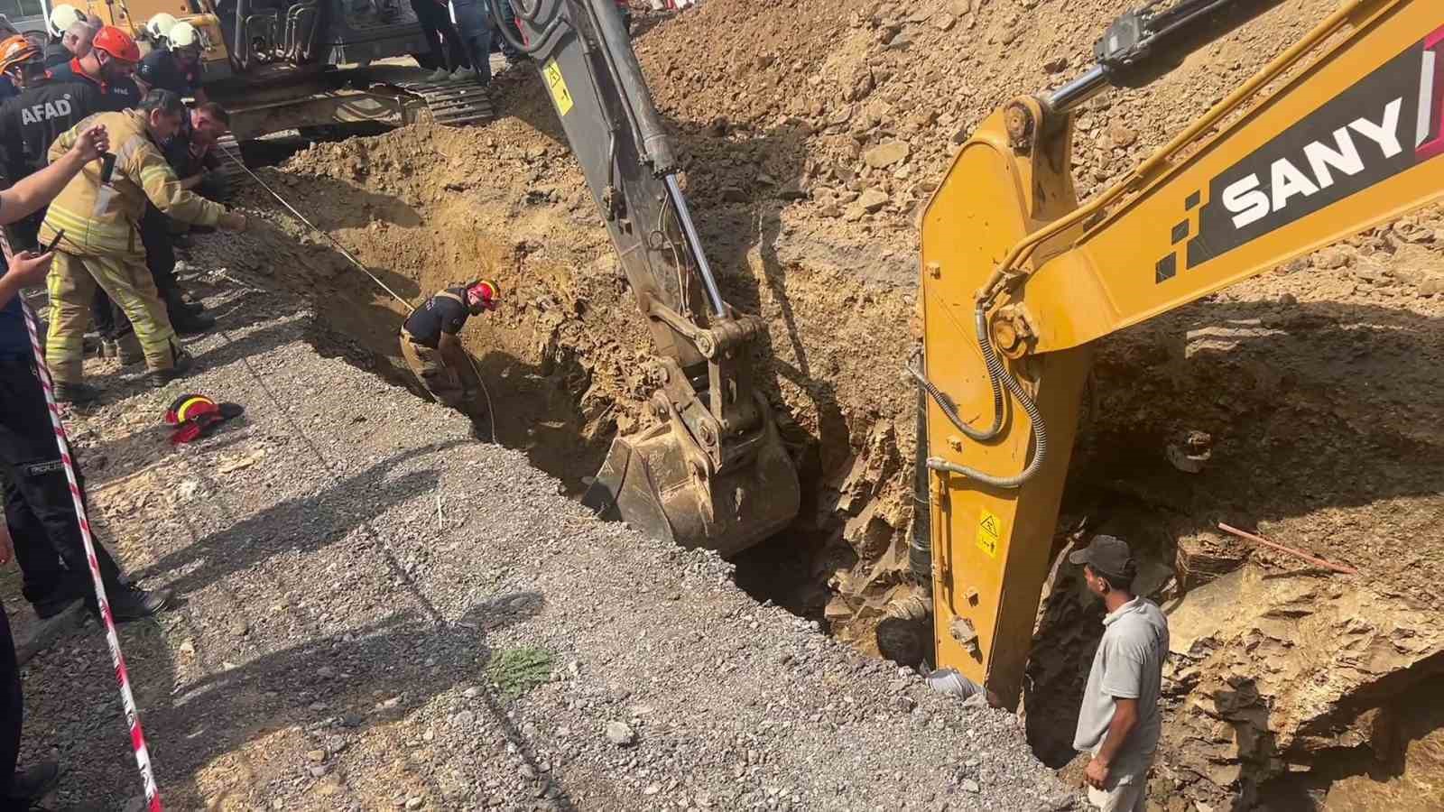Tuzla’da bir işçi toprak altında kaldı