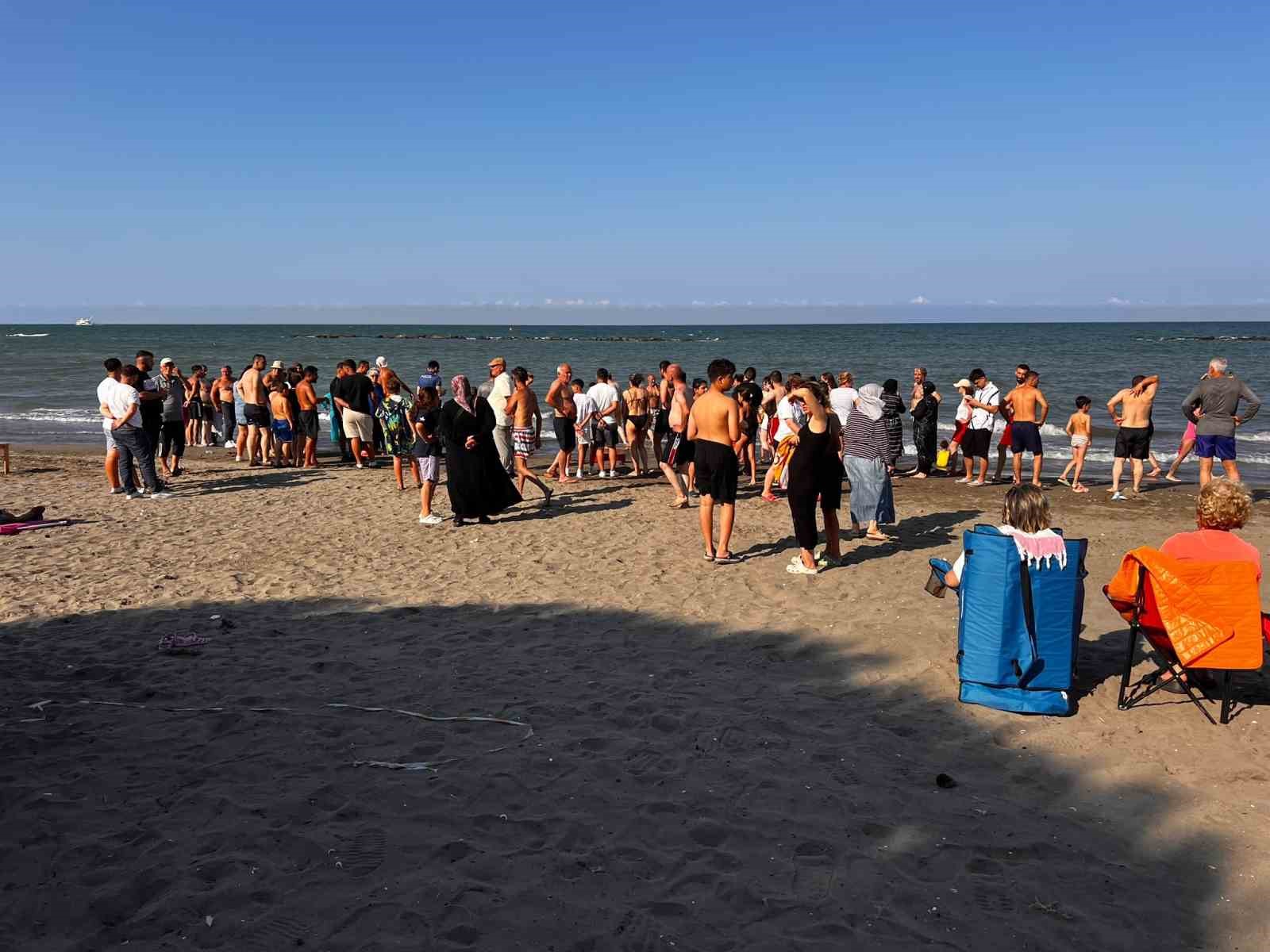 Samsun’da denize giren anne ve 2 kızı boğulma tehlikesi geçirdi