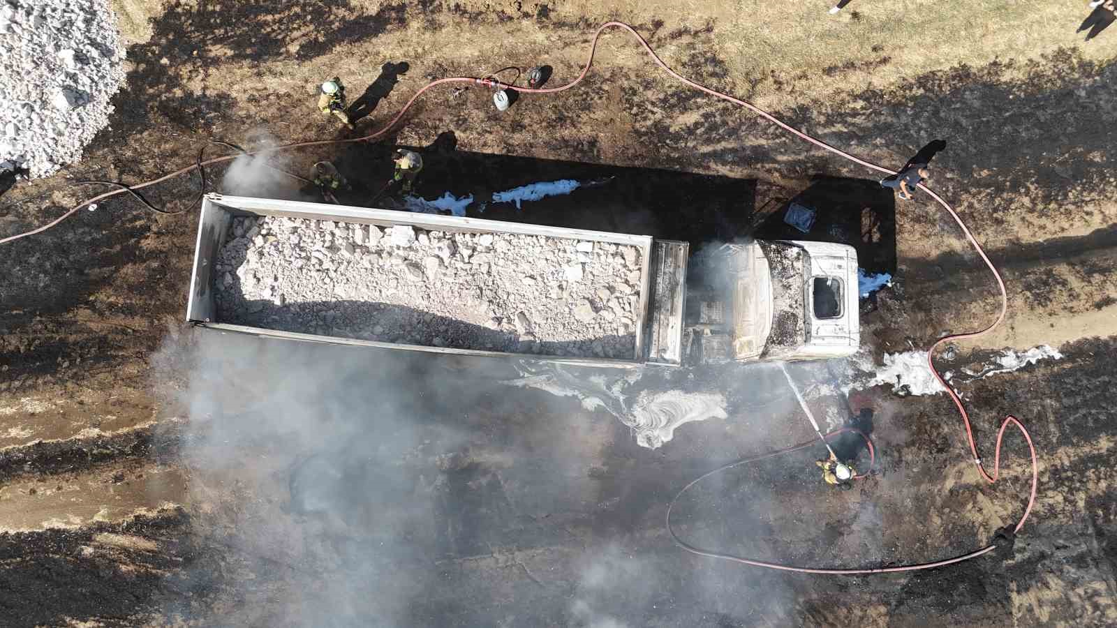 Kapıkule yolunda taş yüklü tır alevlere teslim oldu