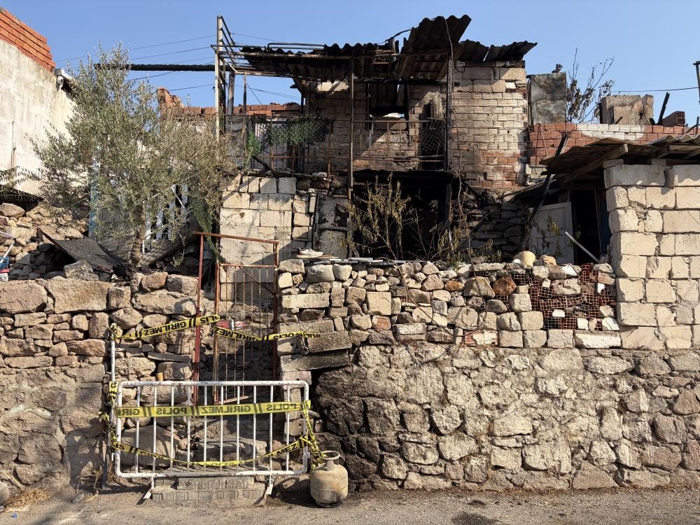 Yangında hayatını kaybeden anneanne torun son yolculuğuna uğurlandı