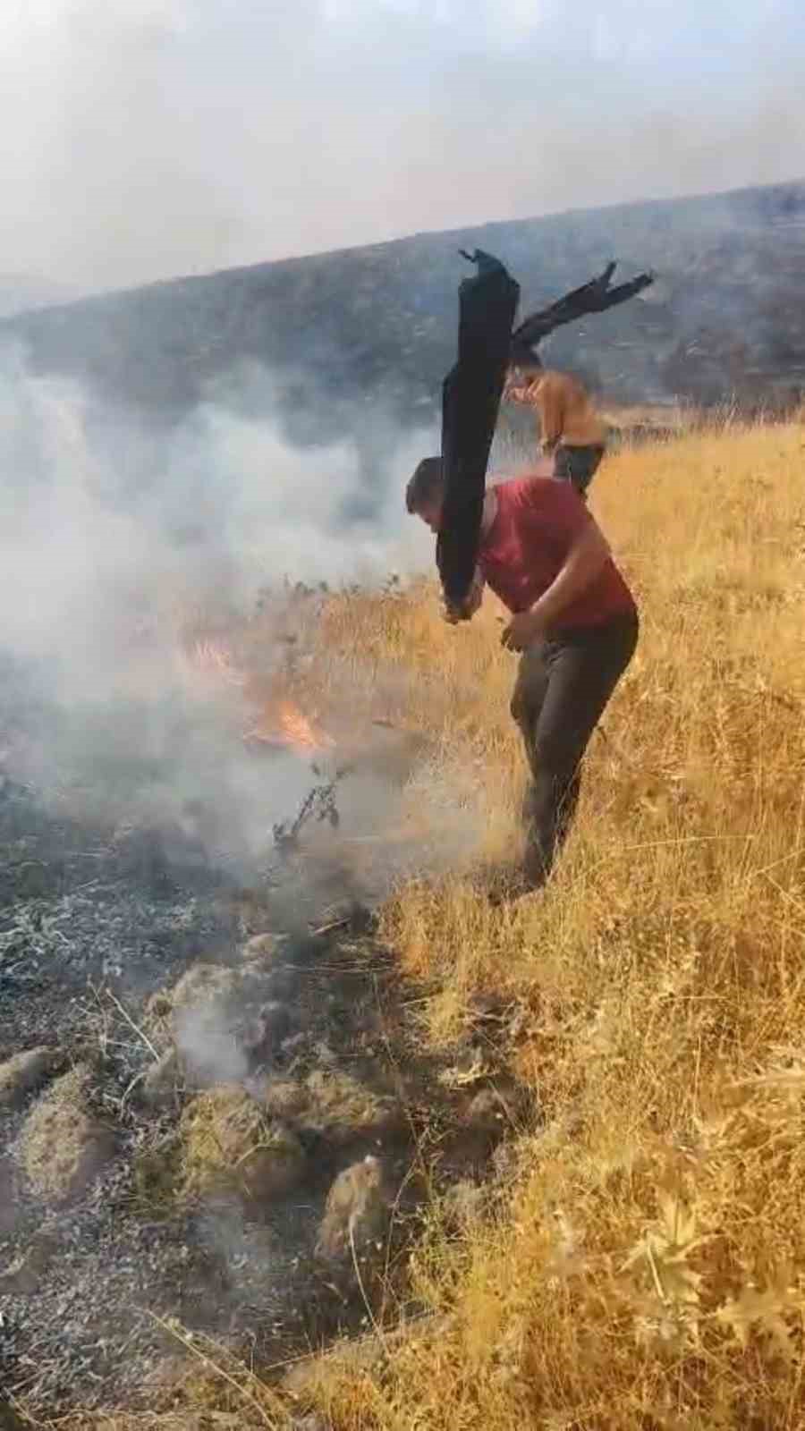 Elazığ’daki örtü yangınına müdahale sürüyor