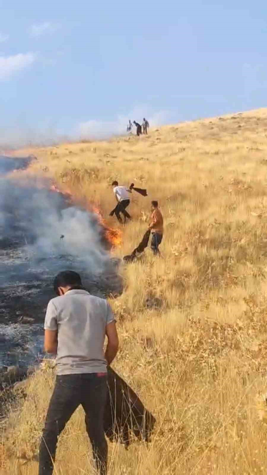 Elazığ’daki örtü yangınına müdahale sürüyor