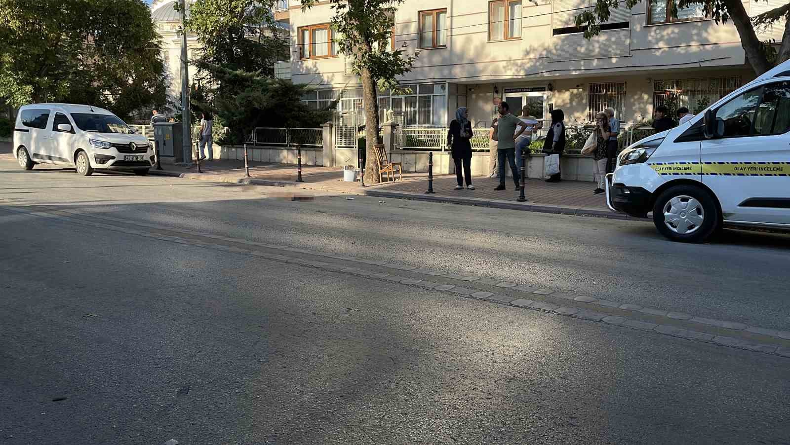 Husumetlisini sokak ortasında bıçaklayarak öldürdü: Saldırı anı kamerada