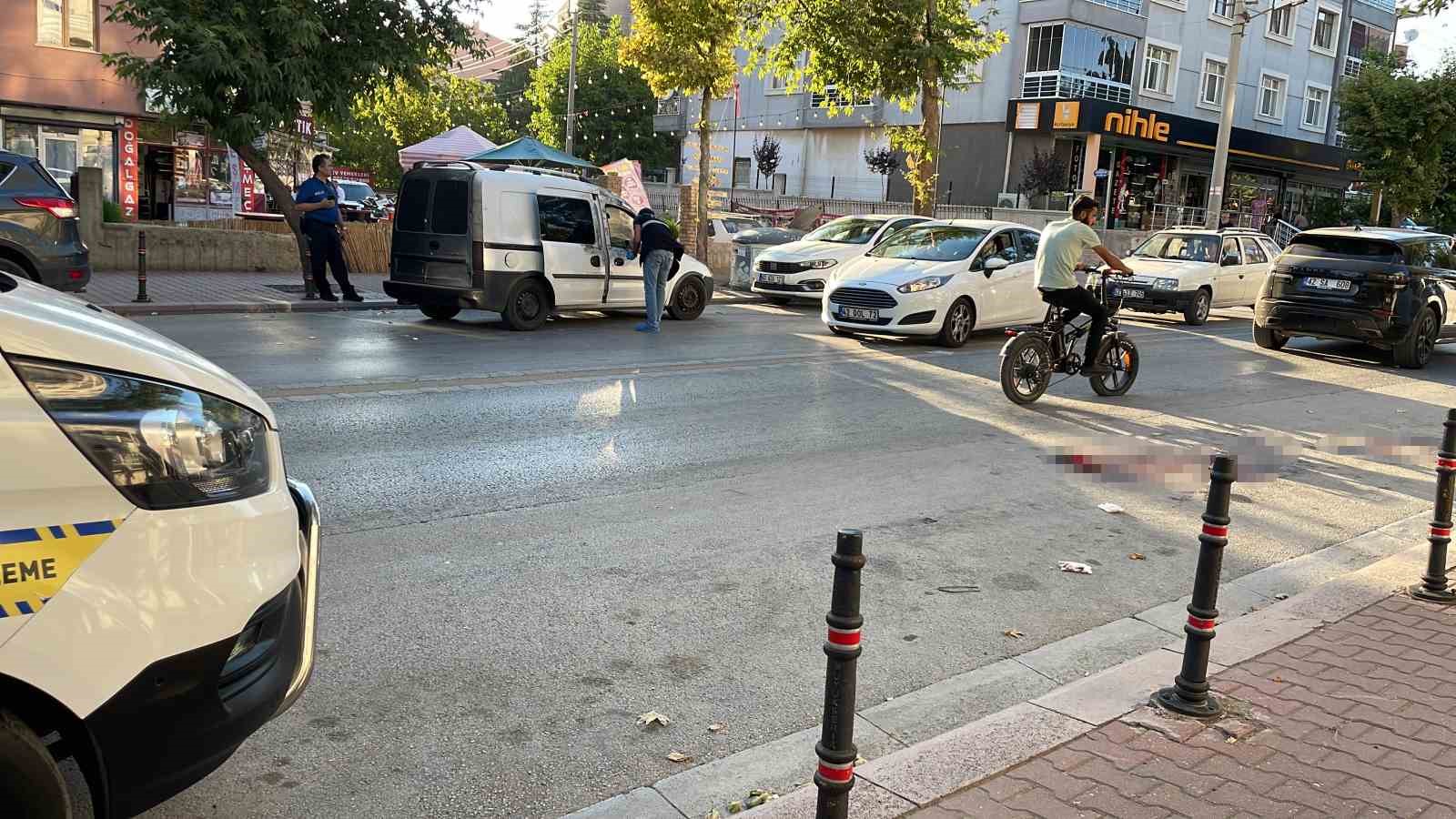 Husumetlisini sokak ortasında bıçaklayarak öldürdü: Saldırı anı kamerada