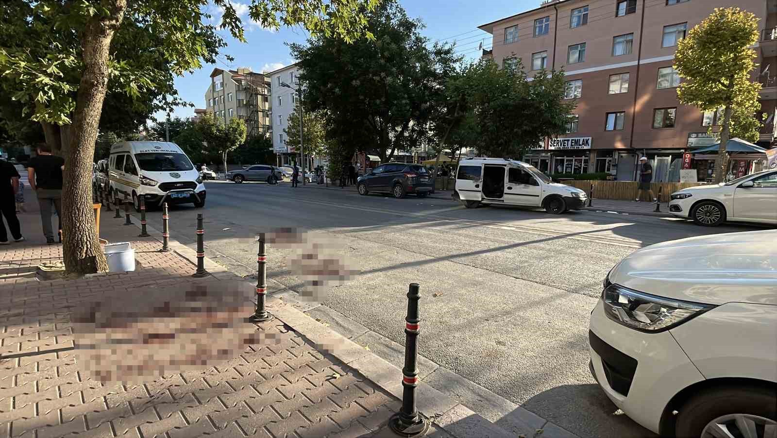 Husumetlisini sokak ortasında bıçaklayarak öldürdü: Saldırı anı kamerada