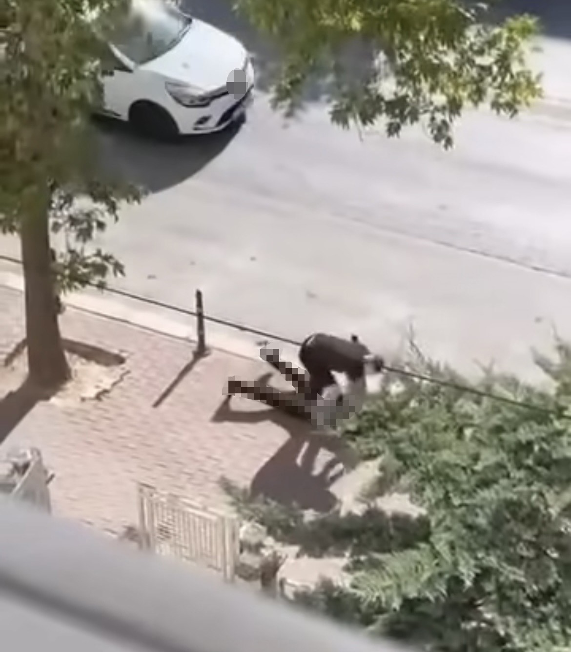 Husumetlisini sokak ortasında bıçaklayarak öldürdü: Saldırı anı kamerada