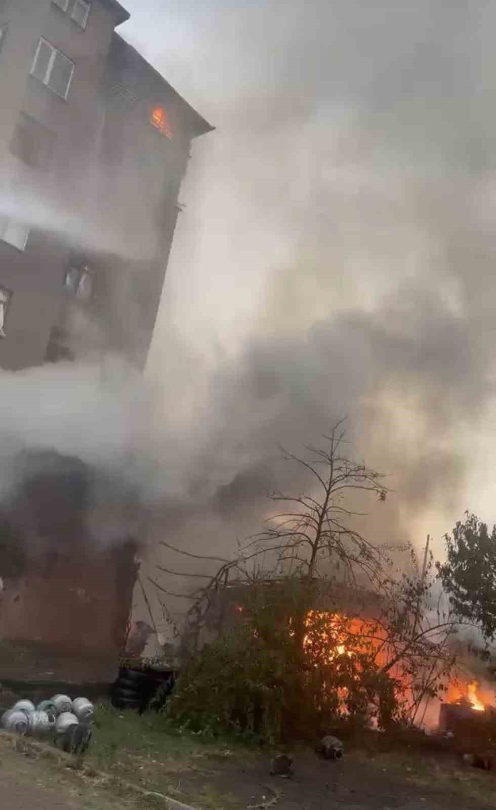Tüpgaz bayisinde yangın: Tüpler patladı, 4 kişi hastanelik oldu