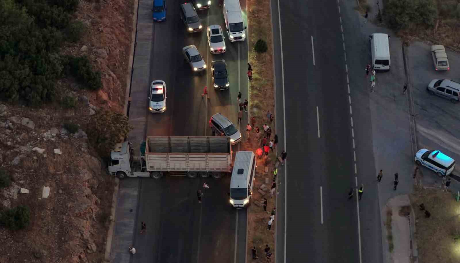 Yatağan’da kaza, tır yolu kapattı, ulaşım aksadı