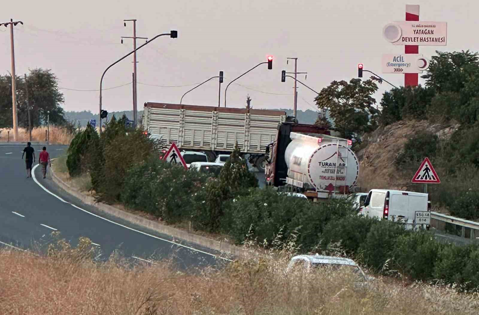 Yatağan’da kaza, tır yolu kapattı, ulaşım aksadı