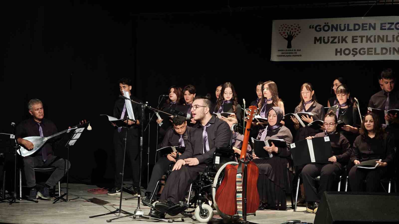 Ahlat’ta "Gönülden Ezgilere" gecesi: Özel bireyler ve öğrencilerden unutulmaz konser