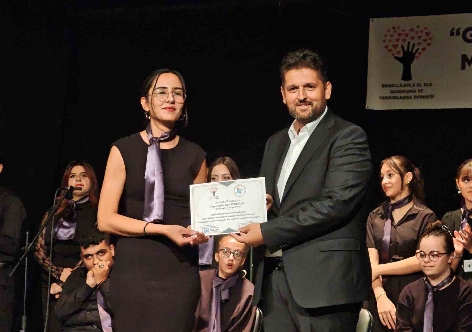 Ahlat’ta "Gönülden Ezgilere" gecesi: Özel bireyler ve öğrencilerden unutulmaz konser