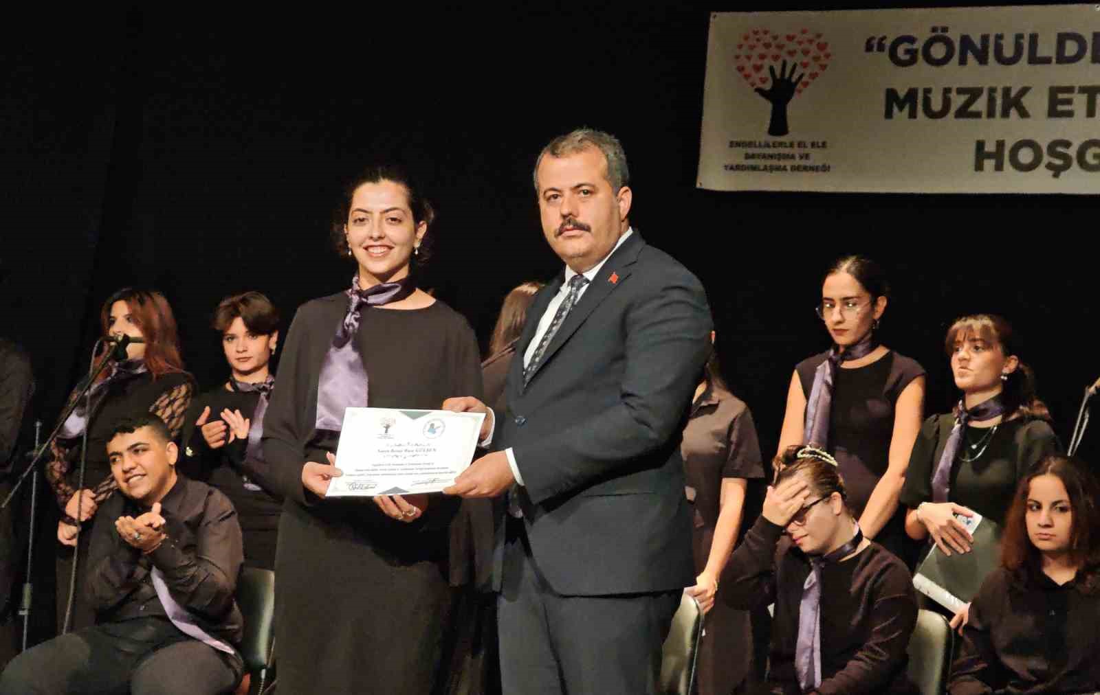 Ahlat’ta "Gönülden Ezgilere" gecesi: Özel bireyler ve öğrencilerden unutulmaz konser