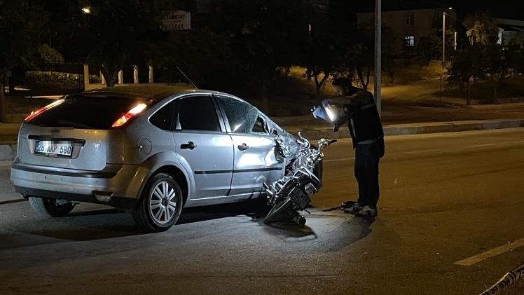 Motosiklet otomobile ok gibi saplandı: 1 ölü, 1 yaralı