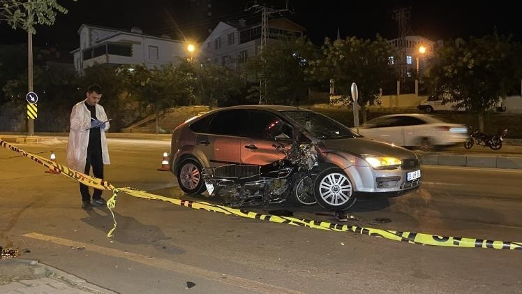 Motosiklet otomobile ok gibi saplandı: 1 ölü, 1 yaralı