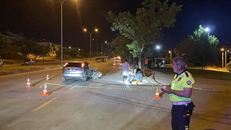 Motosiklet otomobile ok gibi saplandı: 1 ölü, 1 yaralı