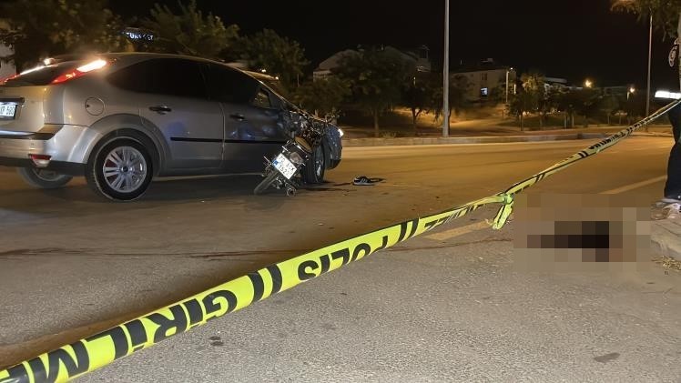 Motosiklet otomobile ok gibi saplandı: 1 ölü, 1 yaralı
