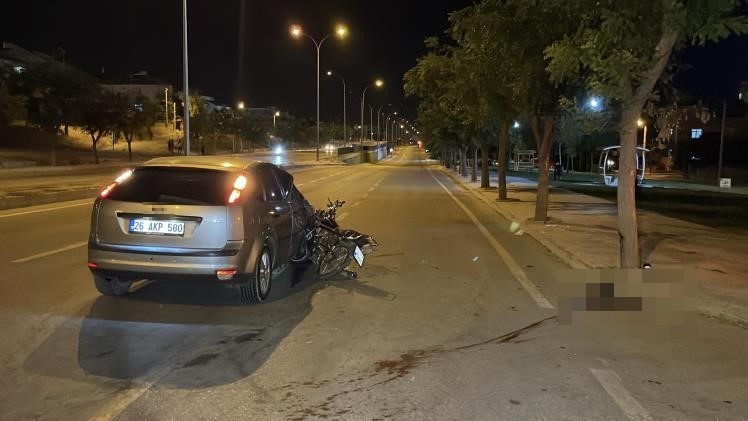 Motosiklet otomobile ok gibi saplandı: 1 ölü, 1 yaralı