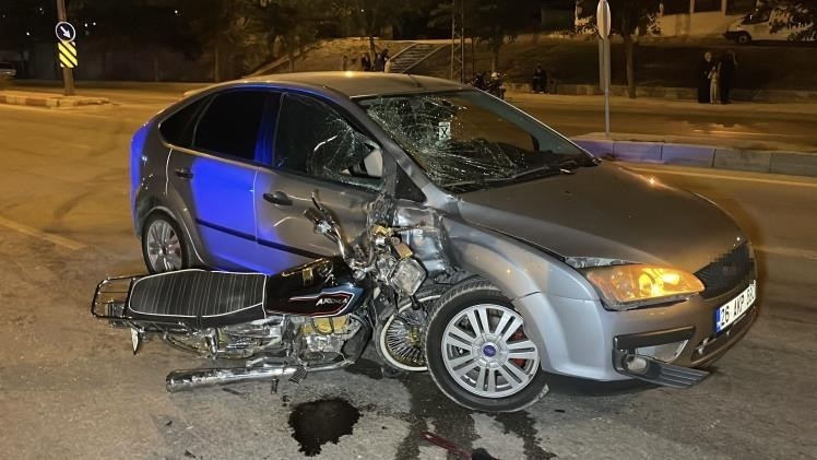 Motosiklet otomobile ok gibi saplandı: 1 ölü, 1 yaralı