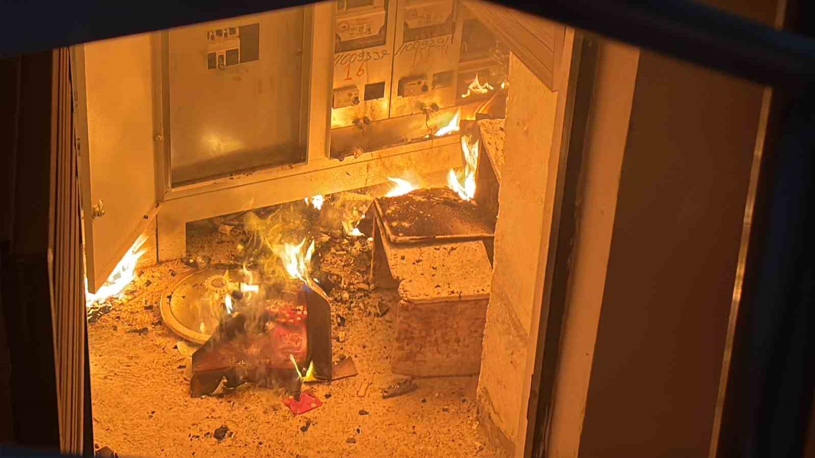 Elektrik panosunda çıkan yangın apartmanın çatısını sardı: O anlar kamerada