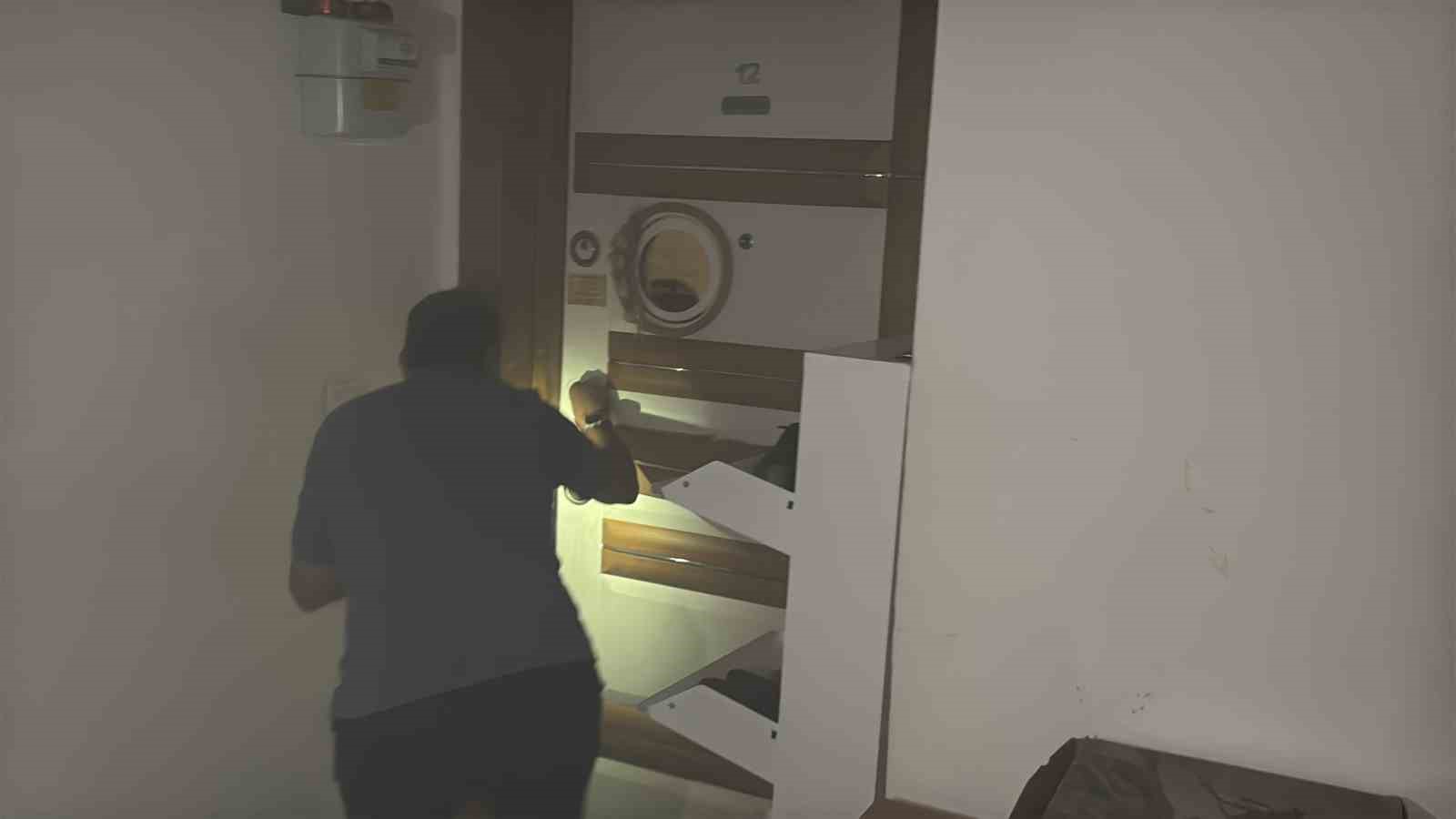 Elektrik panosunda çıkan yangın apartmanın çatısını sardı: O anlar kamerada