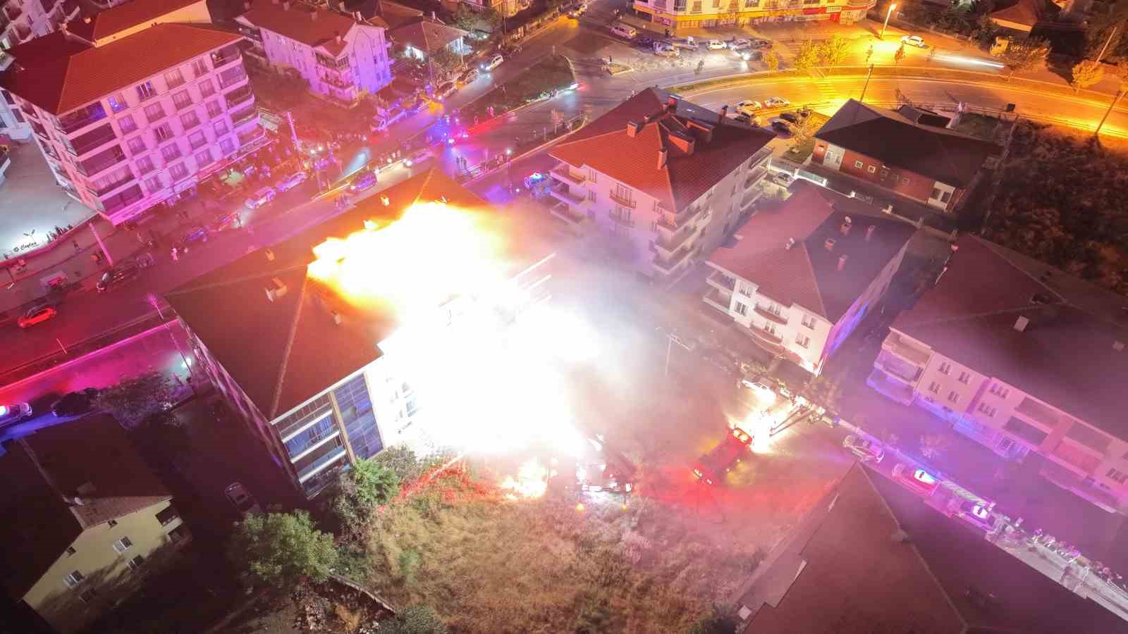 Elektrik panosunda çıkan yangın apartmanın çatısını sardı: O anlar kamerada