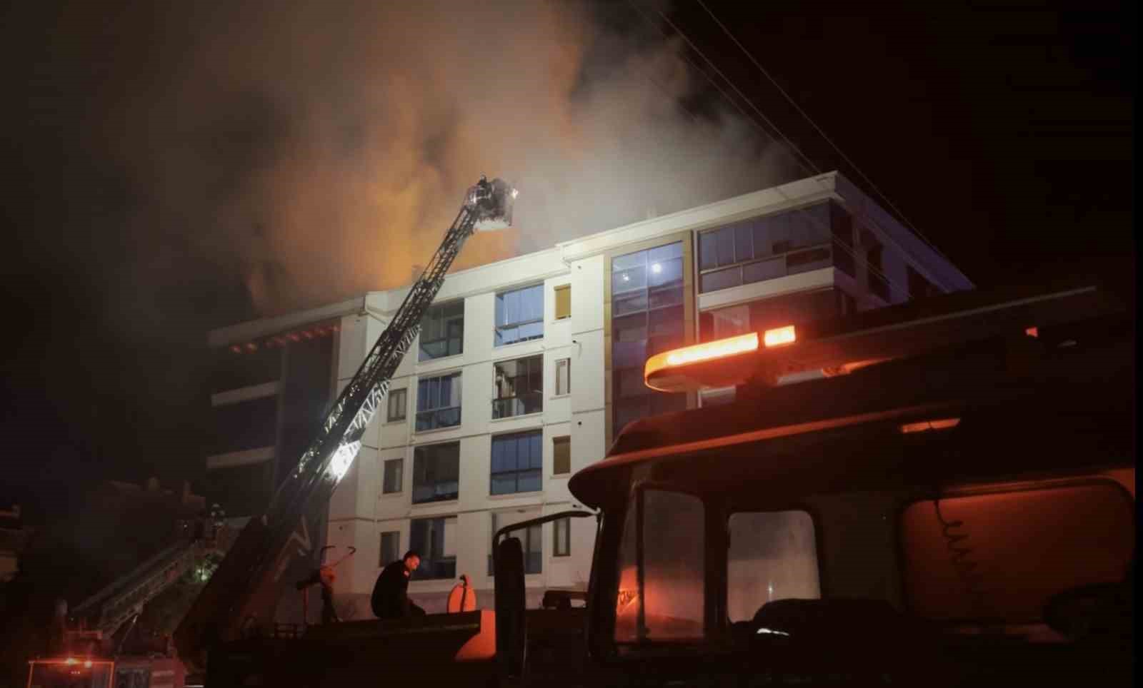Elektrik panosunda çıkan yangın apartmanın çatısını sardı: O anlar kamerada