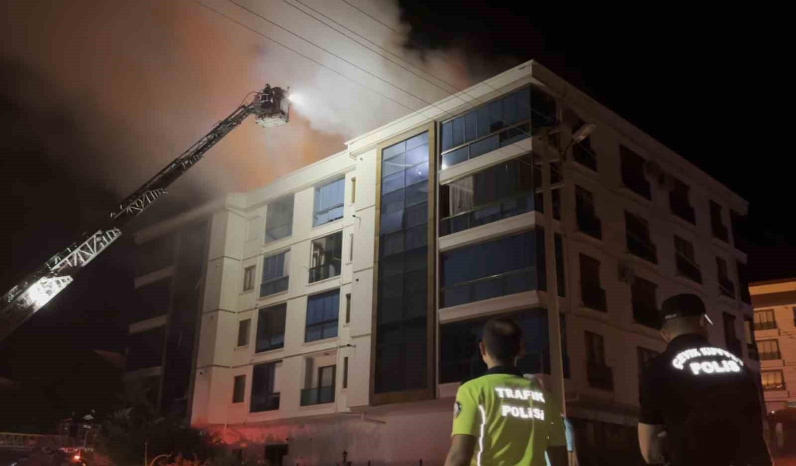 Elektrik panosunda çıkan yangın apartmanın çatısını sardı: O anlar kamerada