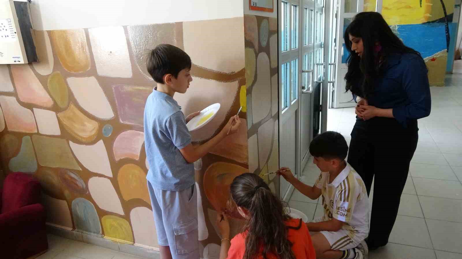 Yaz tatilinde ellerine tablet değil tuval ve fırça aldılar