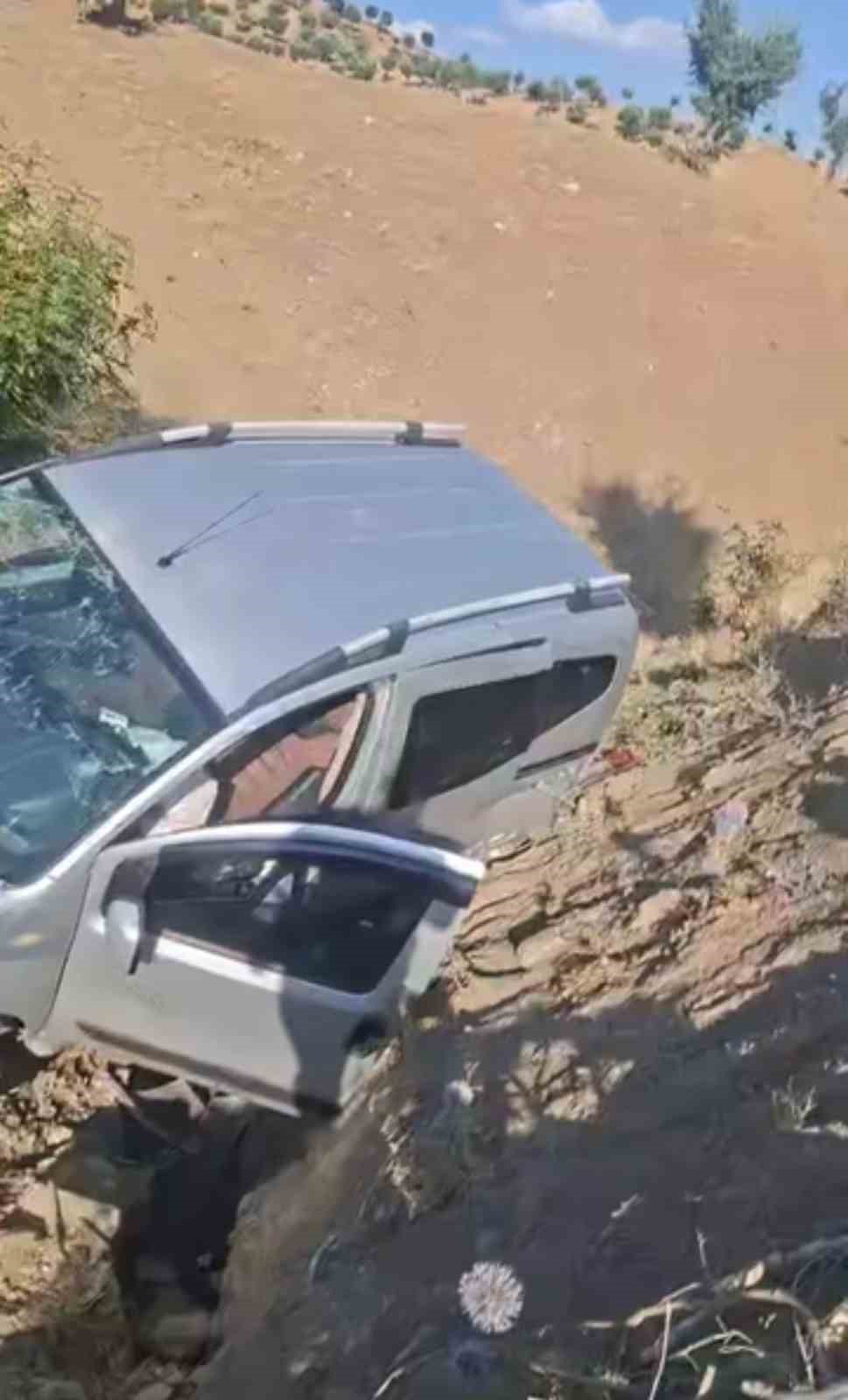 Baykan’da hafif ticari araç takla attı: Sürücü yaralandı